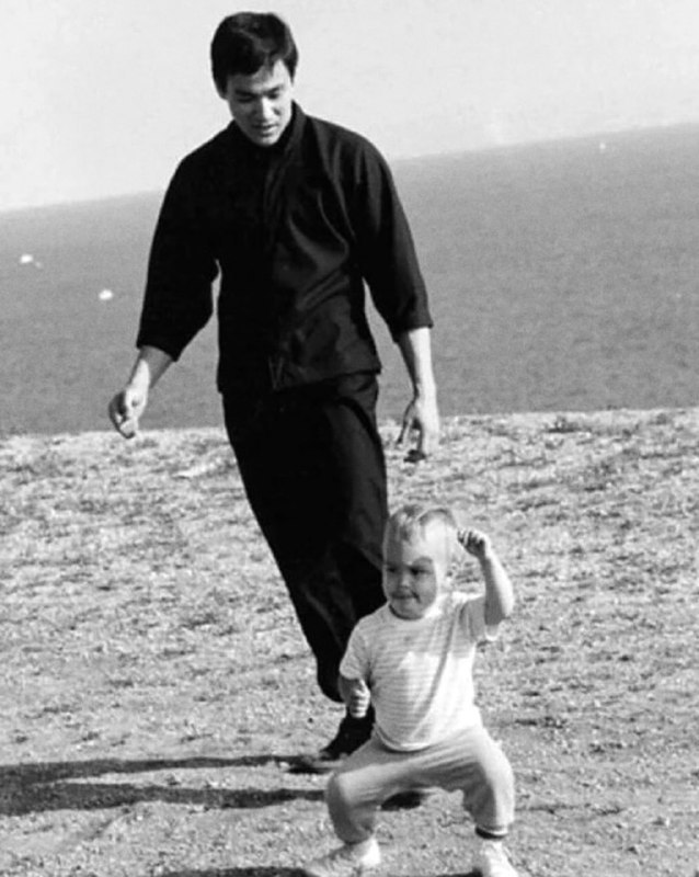 #名人 李小龙教儿子布兰登习武，1966年#名人 李小龙教儿子布兰登习武，1966年