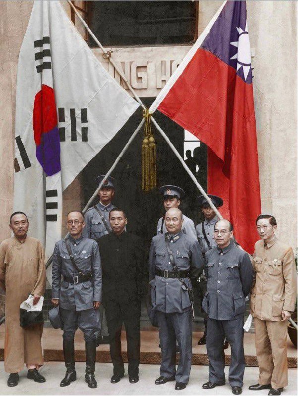 1940年9月，韩国光复军在陪都重庆成立，图为领导层合影