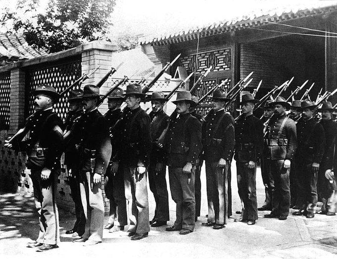 1900 年 6 月左右，义和团运动期间，驻扎在中国北平的美国海军陆战队准备解除北京的围困 #义和团运动