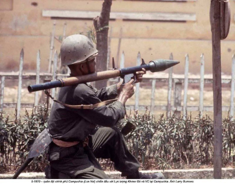 这张照片拍摄于柬埔寨内战（1967—1975）期间，一名柬埔寨政府军士兵正在使用RPG-2火箭筒作战