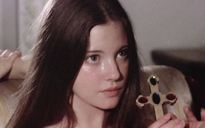 #名人 琳恩·弗雷德里克在《吸血鬼马戏团》#电影（1972年，导演：罗伯特·杨）这部英国恐怖片由汉默电影公司出品，融合哥特式氛围与血腥奇幻