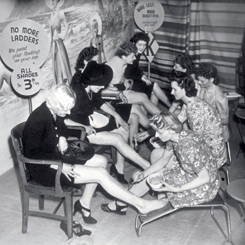 二战期间，由于缺乏丝袜，女性在身上画上“丝袜”，1941年