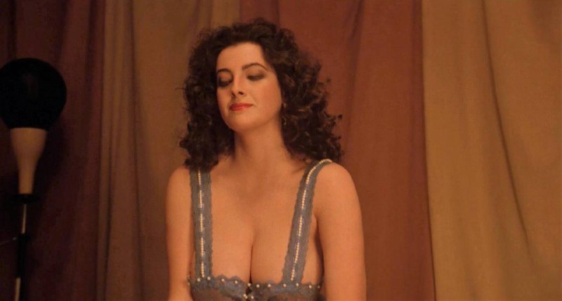 #电影 #名人 《女人的蜂蜜》（1981）中的多纳泰拉·达米亚尼Donatella Damiani 在《Miele di donna》（1981）