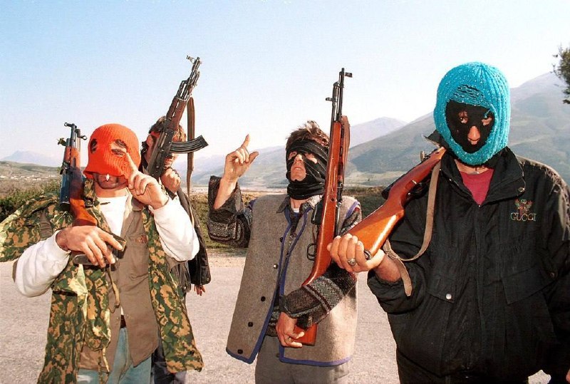 1997年3月15日，阿尔巴尼亚巴尔什（Ballsh）——封锁阿尔巴尼亚南部通往首都地拉那公路的阿尔巴尼亚反政府武装人员（叛军）在摄影师面前摆姿势拍照
