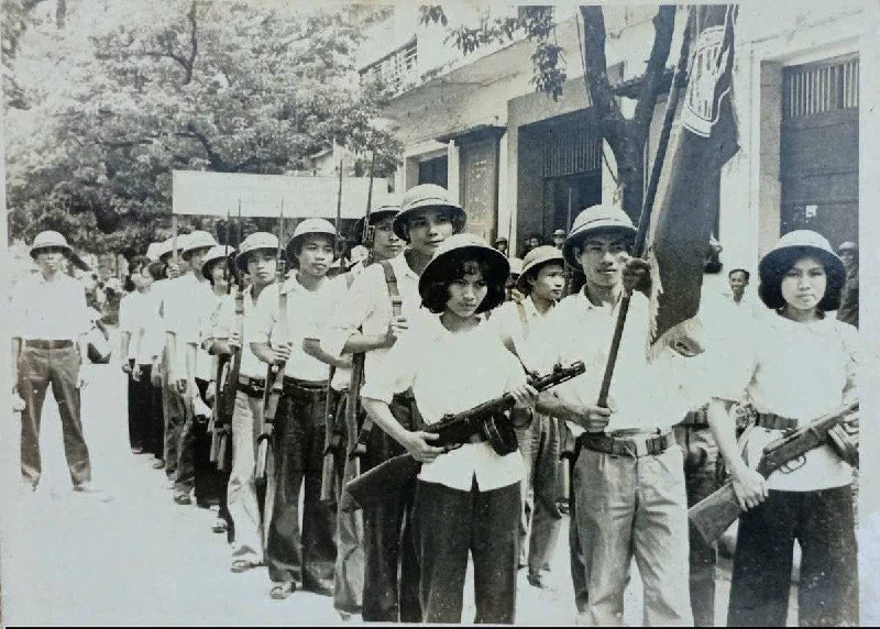 胡志明共產主義青年團的北越成員，手持 PPSh-41 和 M44 莫辛納甘步槍，準備保衛河內，1960 年代末