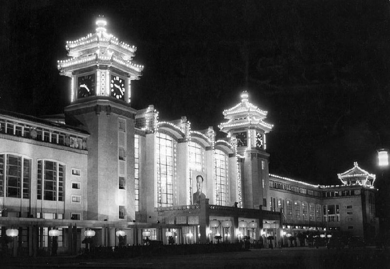 1959年 北京火车站建筑的夜晚景象