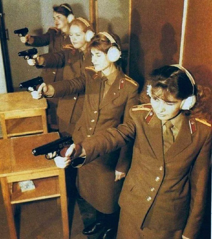 蘇聯醫務兵團幹員練習射擊，1980 年
