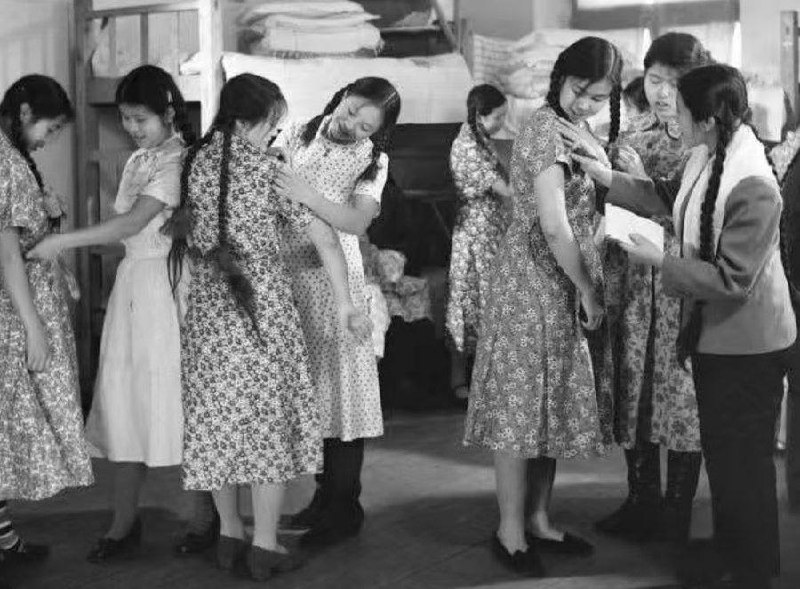 1957年，中苏关系密切，苏联文化在中国流行起来