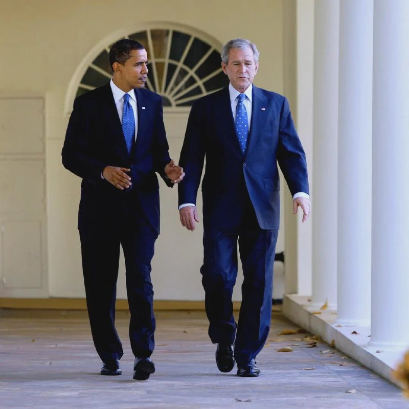 2008年11月10日，美国总统 乔治·W·布什 陪同当选总统 巴拉克·奥巴马 参观白宫