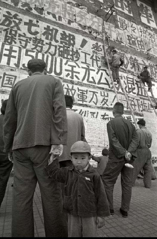 1967年，中国十年文化大革命（1966-76）的第二年，一个男孩站在贴有大字报的墙前——马克斯·舍勒