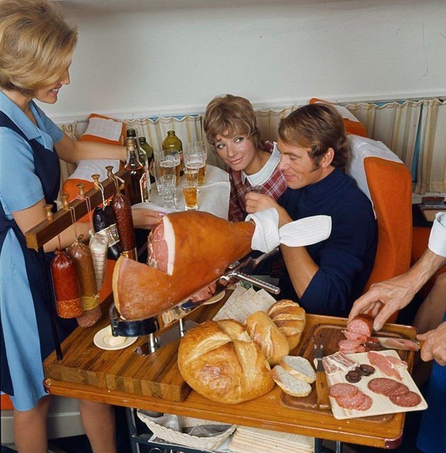 1969年，斯堪的纳维亚航空航班上的小食服务
