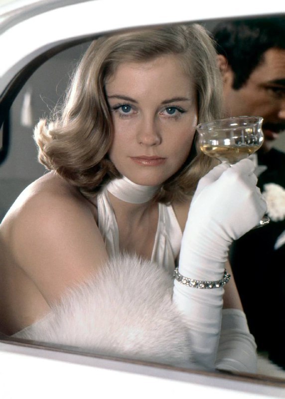 #名人 1974年，西比尔·谢泼德在彼得·博格达诺维奇的音乐浪漫喜剧电影《最后的爱》片头摆出肖像