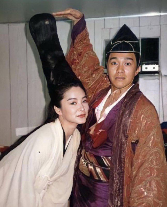 #名人 1992年 周星驰，林青霞拍摄电影《鹿鼎记》 时，化妆室里合照