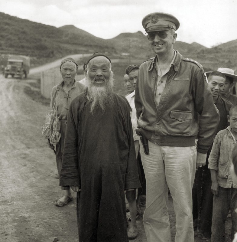 1942年，美军将领约瑟夫·史迪威（Joseph Stilwell）被任命为中国战区参谋长和驻华美军司令，任务是协助蒋介石整顿、训练并装备中国军队，以对抗日本侵略