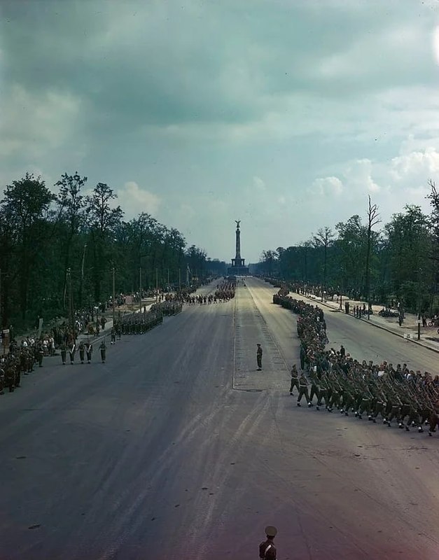 展示盟军团结，纪念战胜纳粹德国1945年7月12日，二战结束后不久，美苏两国在德国柏林的勃兰登堡门附近举行过联合阅兵式