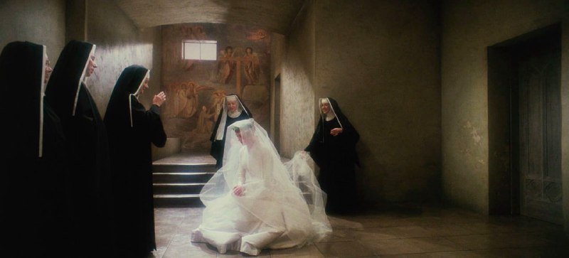 #电影《音乐之声》（1965年，导演：罗伯特·怀斯）《音乐之声》是一部经典的美国音乐电影，由罗伯特·怀斯执导，改编自同名音乐剧，讲述了真实故事中的玛丽亚修女如何通过音乐改变了冯·特拉普家族的生活