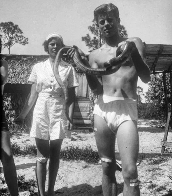 1936年佛罗里达州棕榈滩,记录了年轻的约翰·F·肯尼迪(JFK)手持一条蛇,他的妹妹罗斯玛丽·肯尼迪(Rosemary Kennedy)站在身后