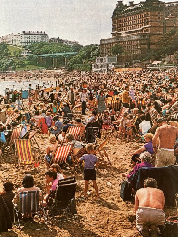 1970年代，斯卡伯勒阳光明媚的海滩景象英国最早的海滨度假胜地之一，早在17世纪就吸引游客前来“海水疗养”