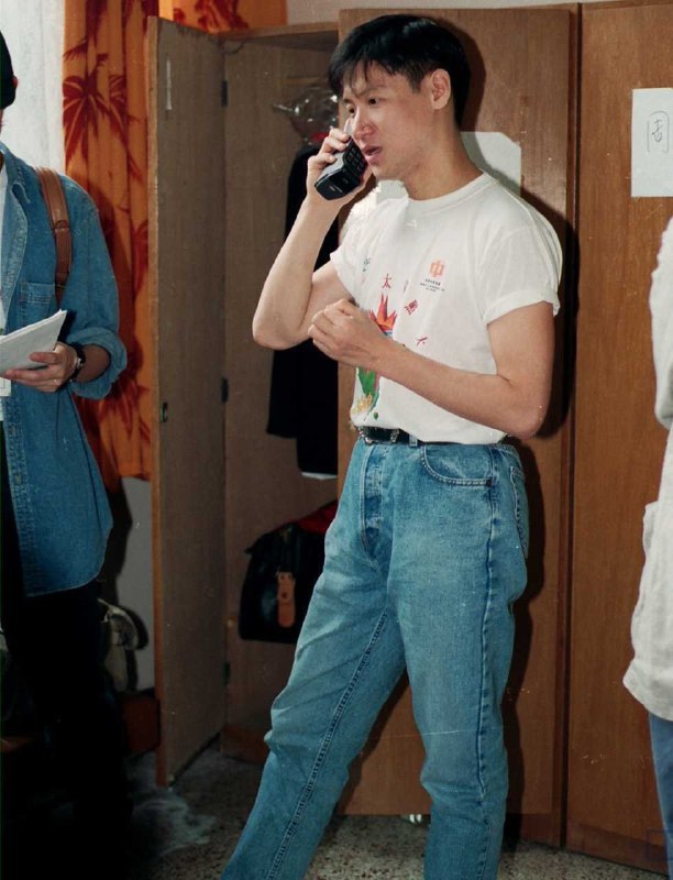 #名人 1993年，张学友使用大哥大移动电话