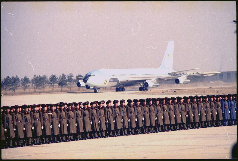 1972年2月21日，空军一号在北京着陆