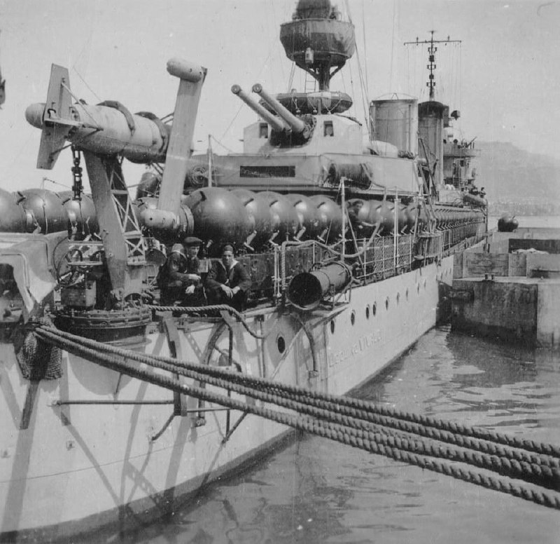 1940年10月，维瓦尔第号驱逐舰上的水雷