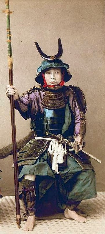女武者拿着武士刀合影的复古照片，1850-1900 年
