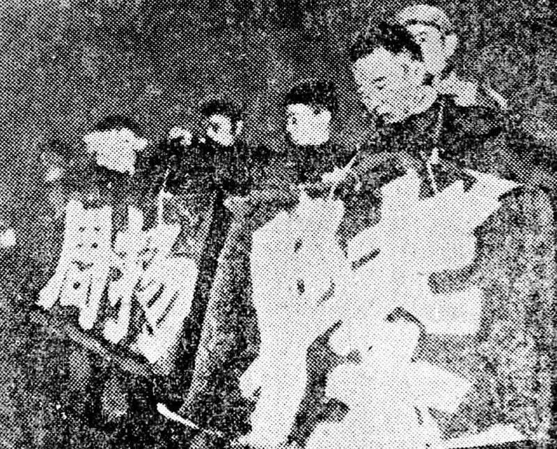 图为1966年，遭红卫兵批斗的周扬与陆定一