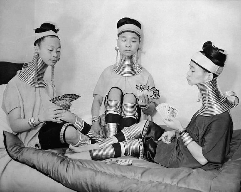 1935年，英国伦敦，马戏团的三名缅甸成员在打牌
