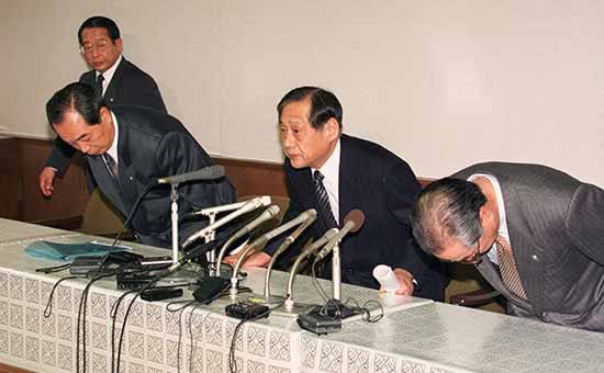 照片阅读顺序为1234561995年8月30日，兵庫银行和木津信用组合因房地产贷款泡沫化而导致业务恶化，旧大藏省和日本银行宣布对它们进行破产处理