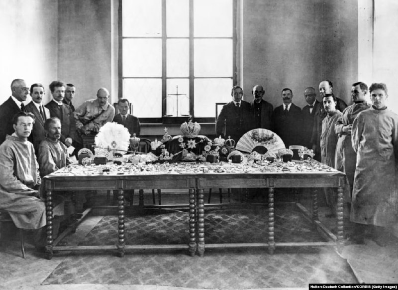 1922 年 9 月，苏联官员在一个未指明的地点展示缴获的俄罗斯王室皇冠上的珠宝