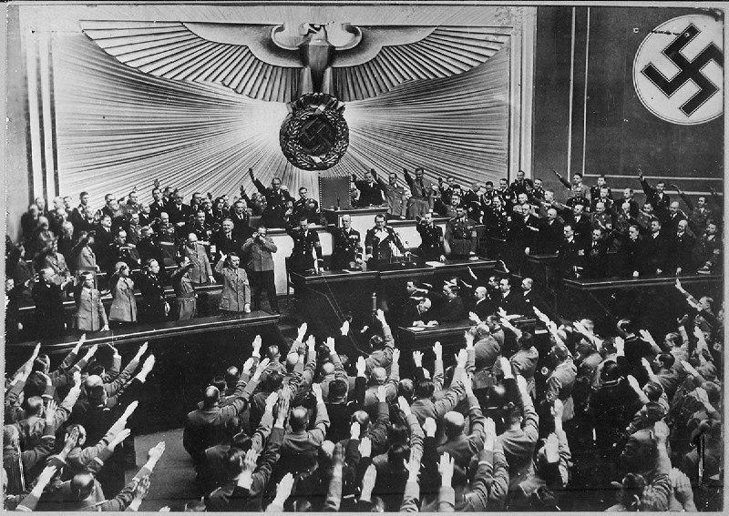 1942 年至 1945 年，希特勒在宣布“和平”占领奥地利后，接受了德国国会的热烈鼓掌