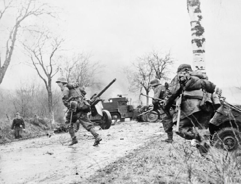 这张照片是一组德国SS士兵在1944年12月16日所拍摄的