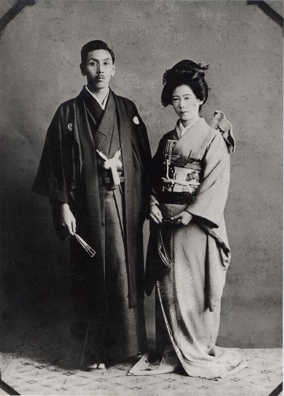 1923年，日本的一场婚礼上，一男一女穿着正式和服