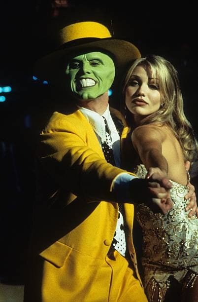 #名人 图一：1994 年 7 月 28 日好莱坞，金·凯瑞 (Jim Carey) 和卡梅隆·迪亚兹 (Cameron Diaz) 抵达学院出席《面具》首映式