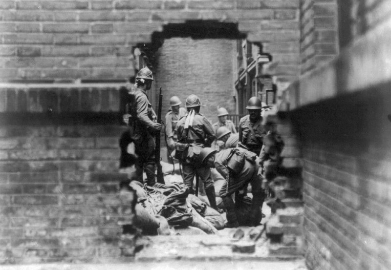 1937年，上海，参与巷战的日本士兵