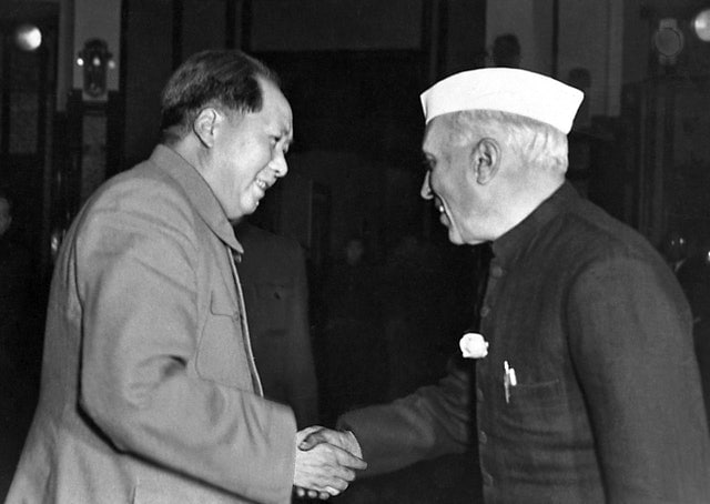 图为，1954年10月19日，印度开国总理尼赫鲁应邀访问中国，与毛泽东握手