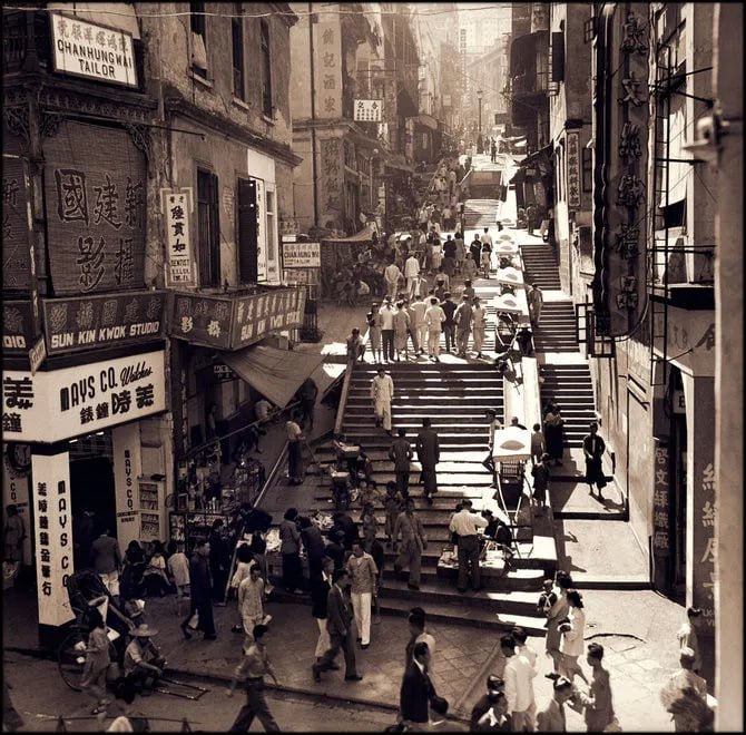 1946年，香港岛中区砵典乍街行人及商贩