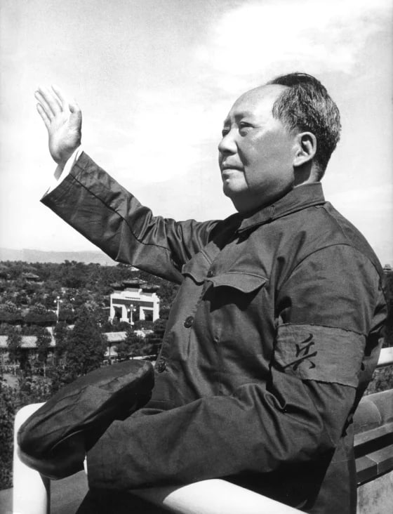 1966年8月18日，中国领导人毛泽东在天安门城楼上首次检阅“无产阶级文化大革命”的武装力量