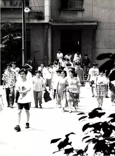 1987年，中国高考结束的考生们，走出考场的场景