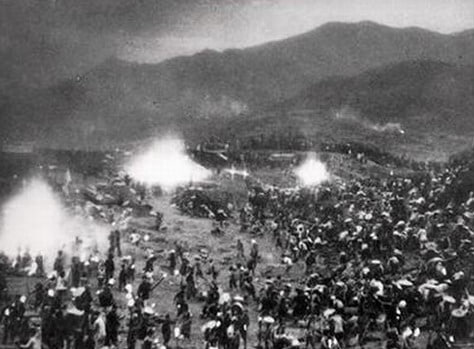 1958年中国大跃进期间，农村人在夜间炼钢