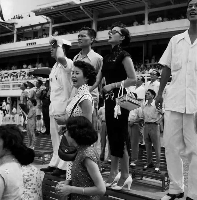 50-60年代的香港，穿着旗袍观赏赛马的女士