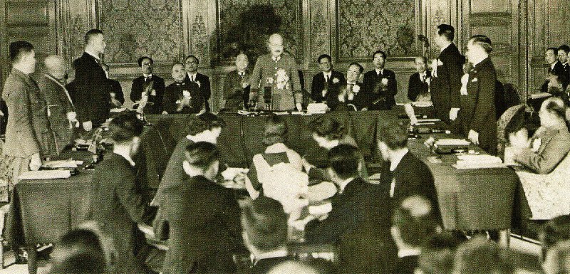 《大东亚共同宣言》的采纳瞬间起立者从左至右依次为:巴孟(缅甸)、张景惠(大满洲帝国第2任国务总理大臣)、汪兆铭(（汪精卫）中华民国(南京)国民政府)、东条英机(日本)、万维塔亚康(泰国)、劳列(菲律宾)最右边的波斯(自由印度临时政府)是陪同参加的