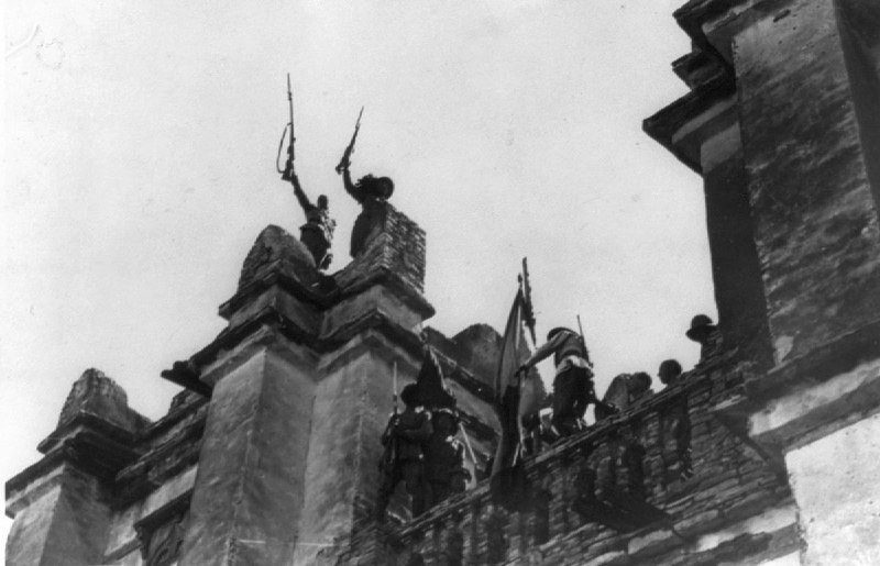 1935年，意大利军队在埃塞俄比亚的马卡勒升起意大利国旗