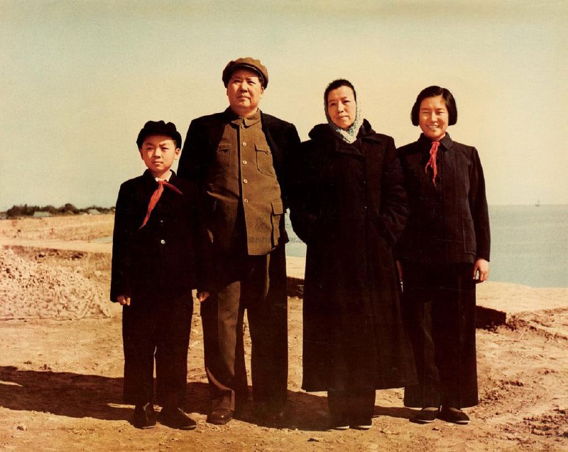 1954年，毛远新、毛泽东、江青、李讷