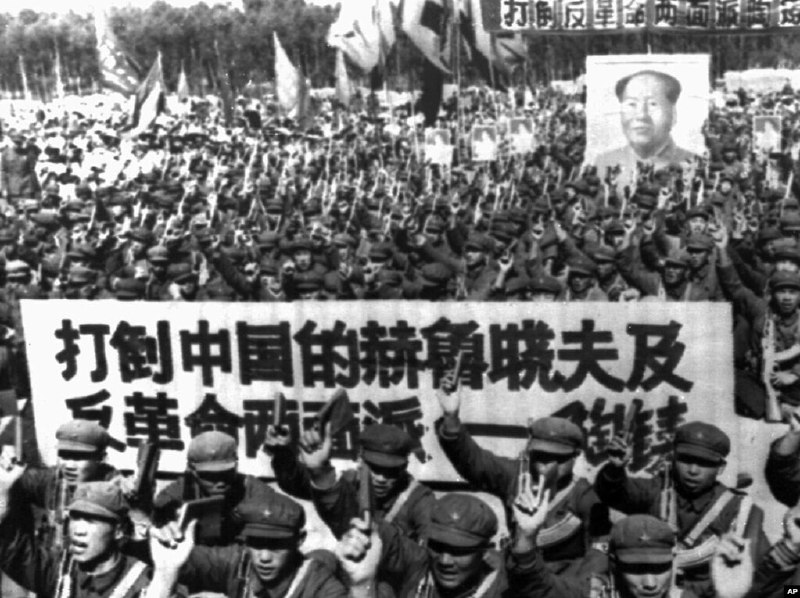 1967年，河北省的军队开大会，横幅标语是“打倒中国的赫鲁晓夫及反革命两面派陶铸”