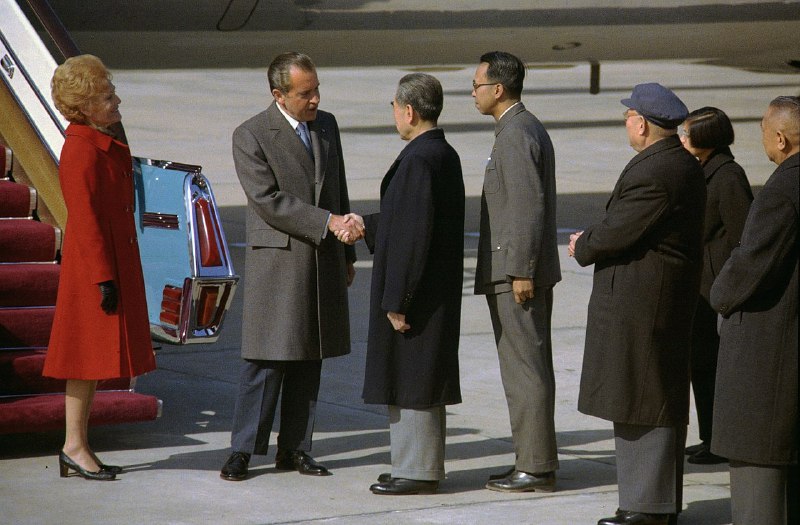 美国总统尼克森在首都国际机场与中国总理周恩来握手（1972） #中美关系访问1972年，美国总统尼克松访问中国，标志着美国与中国关系正常化的重要一步