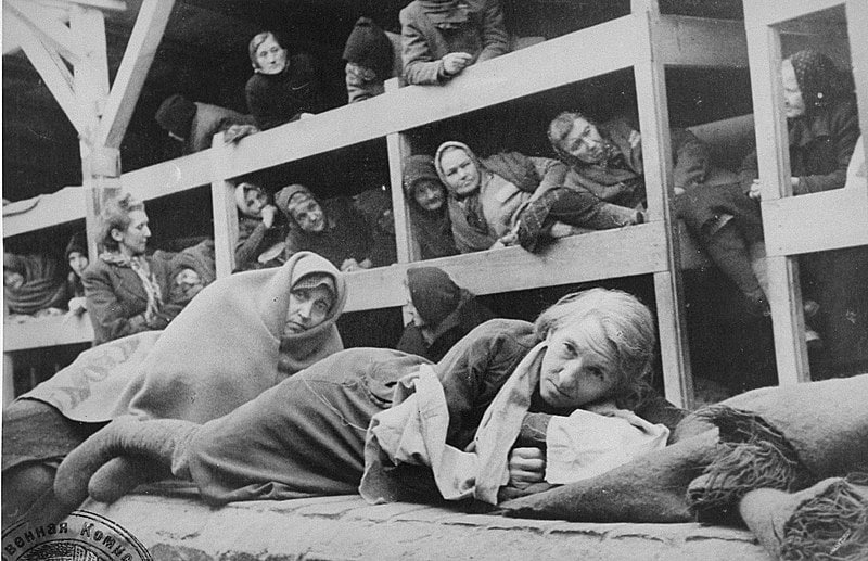 1945 年 1 月，新解放的奥斯维辛集中营营房里的妇女