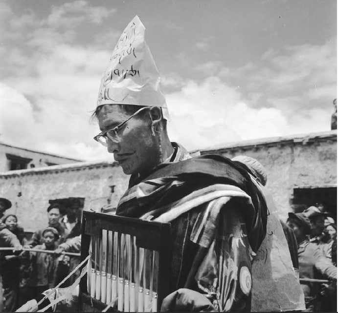 拉萨，1966/67，前贵族官员Phunhang Tsering Dondrub在拉萨街头游行