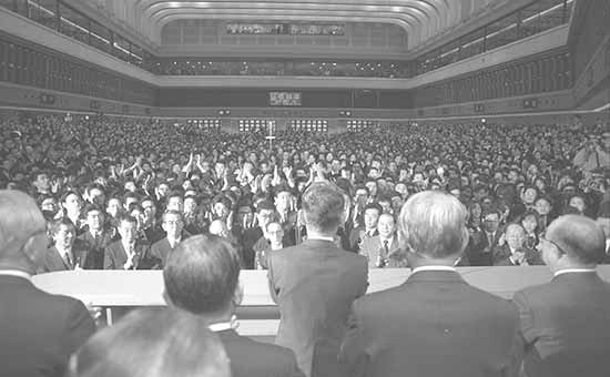 1989年12月29日，日本平成时代，东京证券交易所举行了一年一度的“大纳会”，以传统的“手握仪式”结束当年的交易