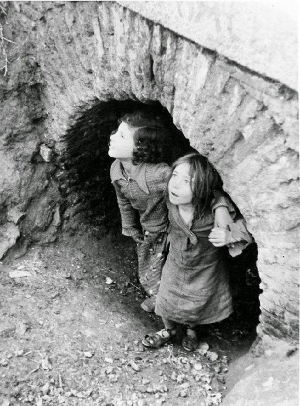 #西班牙内战佛朗哥（国民党）轰炸马德里期间（1936-1937 年），孩子们在避难